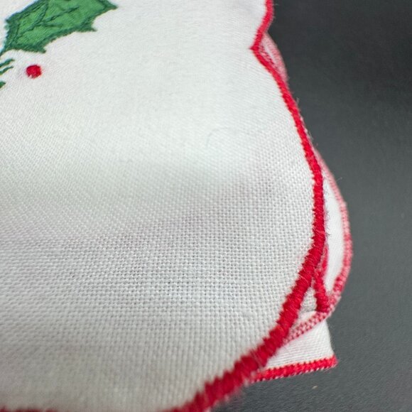 Vintage Christmas Linen Tablecloth and 8 Napkins Wreaths Holly 80 x 60 in *read* - Picture 6 of 9